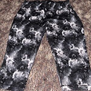 Danskin Black and White Patterned Capris